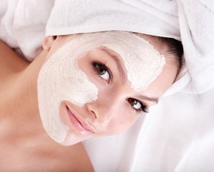 Peeling av huden kan minska den torra känslan man ibland har i huden.